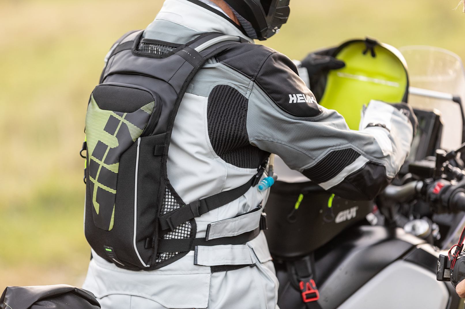 TO+ALL+OF+THE+OFF-ROAD+ENTHUSIASTS%2C+GIVI+PRESENTS+THE+NEW+GRT719%2C+A+RUCKSACK+WITH+AN+INTEGRATED+WATER+BAG%2C+AND+THE+HYDRAPAK+ELITE+T523+BAG%21